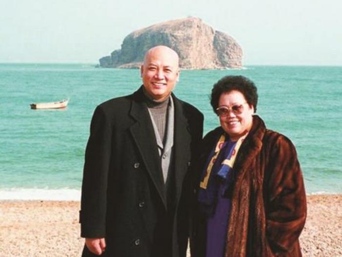 “吃软饭”的4位男星，妻子个个都是亿万富翁，网友：不敢离婚！