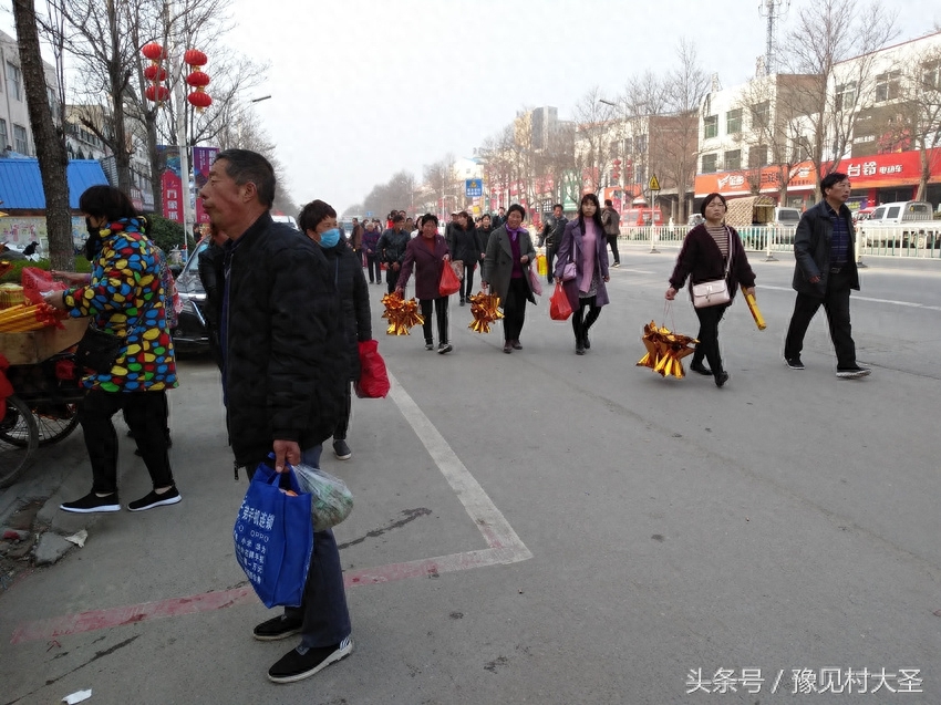 淮阳太昊陵有那么灵?实拍河南淮阳庙会,烧香许愿的人真不少