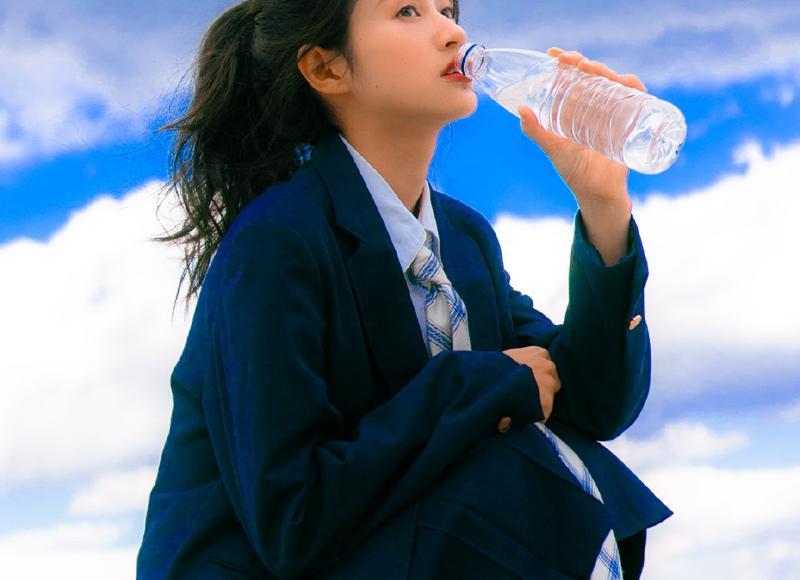 女孩子哭了怎么安慰？安慰女生的9个高情商做法(如何安慰哭了的女生)