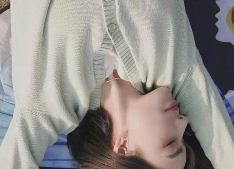 喜欢一个人，但我很自卑，感觉配不上她该怎么办？