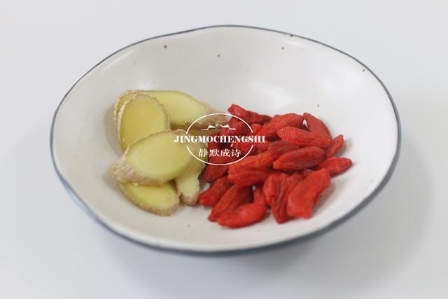 鸽子放什么炖汤好喝又营养(鸽子放什么材料煲汤好)