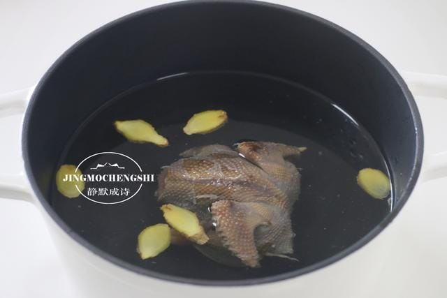 鸽子放什么炖汤好喝又营养(鸽子放什么材料煲汤好)