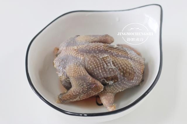 鸽子放什么炖汤好喝又营养(鸽子放什么材料煲汤好)