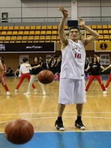 ​余乐平：武隆骄傲，“国内四大中锋”之一，儿子与詹韦小孩同校