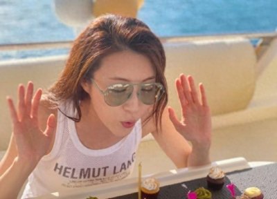 ​33岁林夏薇豪华游艇庆生，胡定欣惊喜现身，帅哥云集不见豪门老公