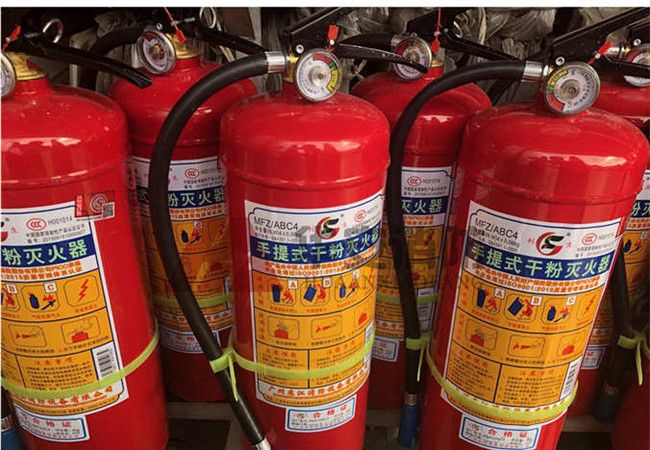 干粉灭火器主要是化学抑制和窒息作用灭火