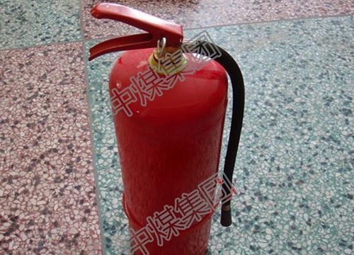 干粉灭火器和清水灭火器的灭火原理都属于窒息法灭火