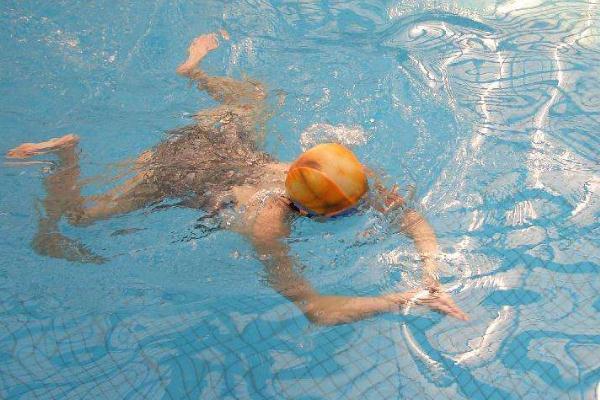 蛙泳换气头要抬多高 蛙泳换气为什么会下沉 蛙泳换气头要抬多高 蛙泳换气为什么会下沉
