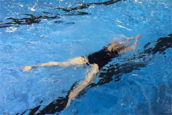 蛙泳换气头要抬多高 蛙泳换气为什么会下沉 蛙泳换气头要抬多高 蛙泳换气为什么会下沉