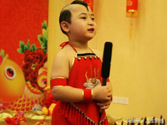 童星确实也不容易，他因工作繁忙8岁去世