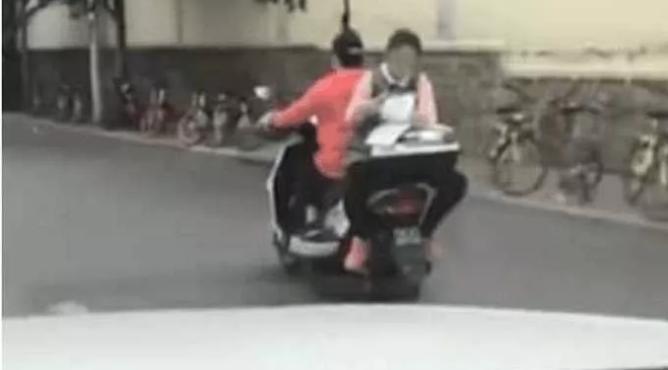 学生趴电动车后备箱写作业,作业固然重要但安全更重要!