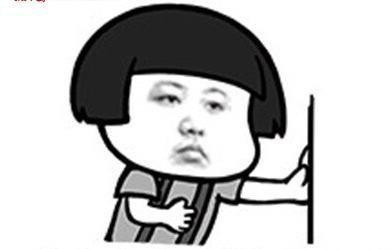 学生趴电动车后备箱写作业,作业固然重要但安全更重要!