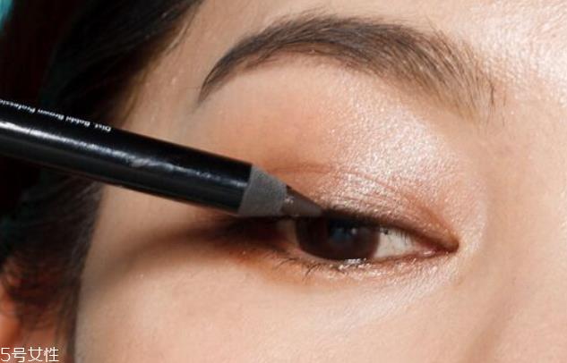 油性肌肤内眼线怎么画 油性肌肤内眼线不晕妆4个技巧 油性肌肤内眼线怎么画 油性肌肤内眼线不晕妆4个技巧