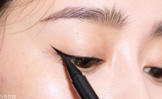 油性肌肤内眼线怎么画 油性肌肤内眼线不晕妆4个技巧 油性肌肤内眼线怎么画 油性肌肤内眼线不晕妆4个技巧