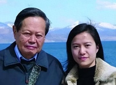 ​杨振宁全家福爆火，102岁仍笑容满面，翁帆胖出“幸福感”！