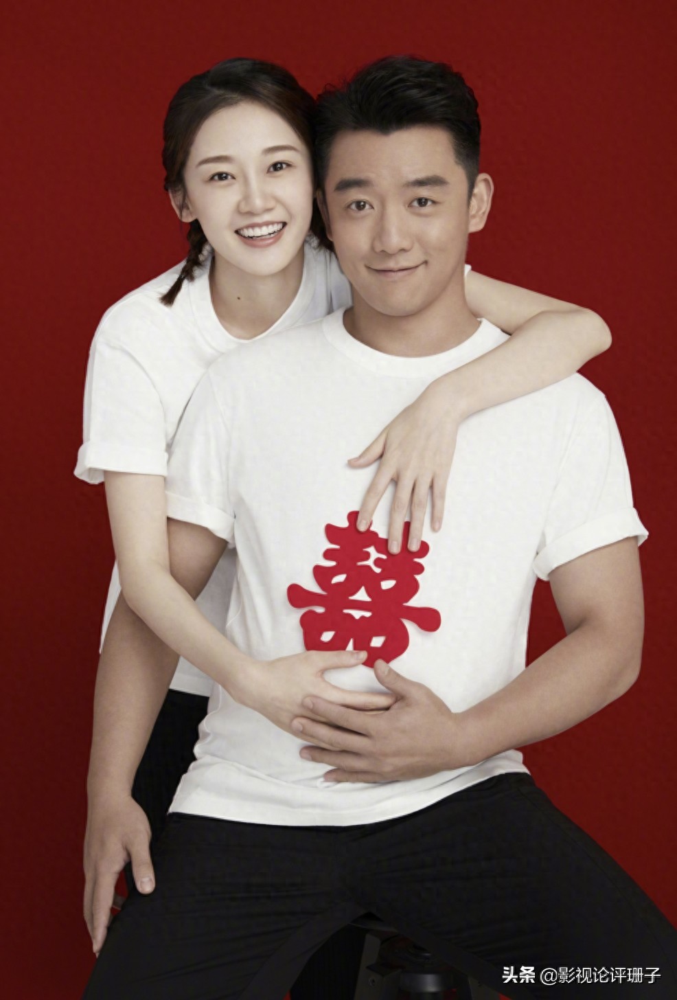 郑恺与苗苗官宣晒结婚照“囍”字贴肚似有寓意