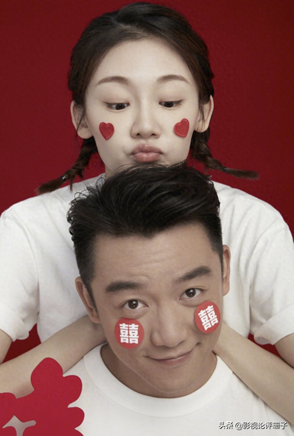 郑恺与苗苗官宣晒结婚照“囍”字贴肚似有寓意