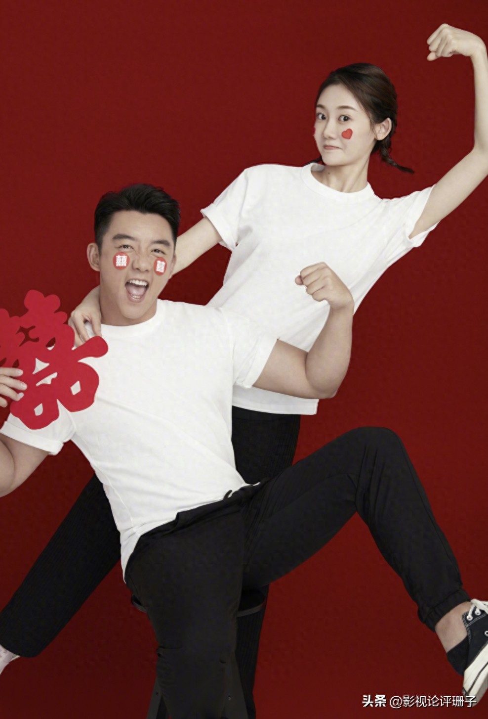 郑恺与苗苗官宣晒结婚照“囍”字贴肚似有寓意