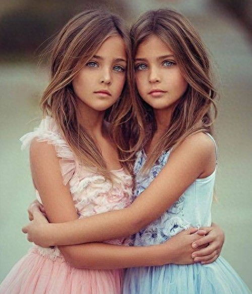 赢在起跑线!9岁小姐妹遗传父母高颜值基因,获称全球最美双胞胎