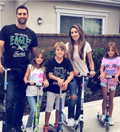 赢在起跑线!9岁小姐妹遗传父母高颜值基因,获称全球最美双胞胎