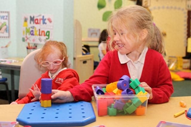 外国“瓷娃娃”一出生就被医生判死刑,爸妈却把她养成了小公主