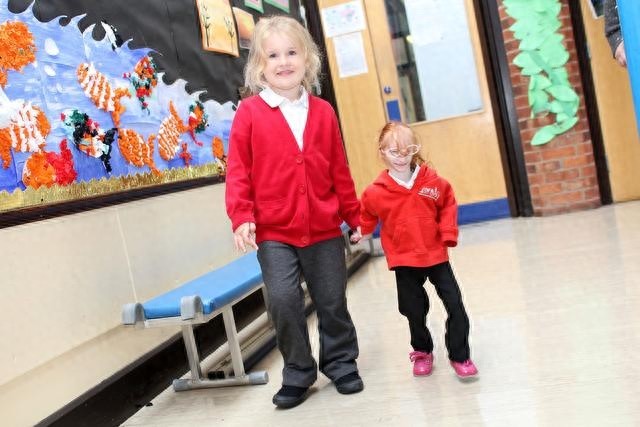 外国“瓷娃娃”一出生就被医生判死刑,爸妈却把她养成了小公主