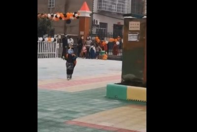 ​“僵尸”宝宝上学火了！羞答答举步维艰萌翻了，网友：僵尸要蹦跶