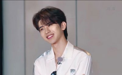 ​陈立农185，与182的蔡徐坤黄旭熙同框，确定没人谎报身高？