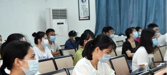 生活在教室上课太热了怎么缓解（在教室上课太热了怎么办）  1