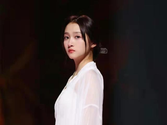 白敬亭关晓彤同框(关晓彤白敬亭再次回归王牌对王牌)