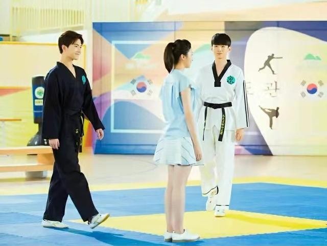 白敬亭关晓彤同框(关晓彤白敬亭再次回归王牌对王牌)