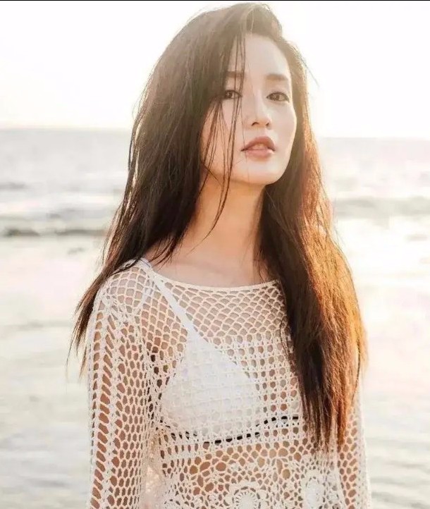 杨超越比基尼照片(女明星夏日泳装大赏)