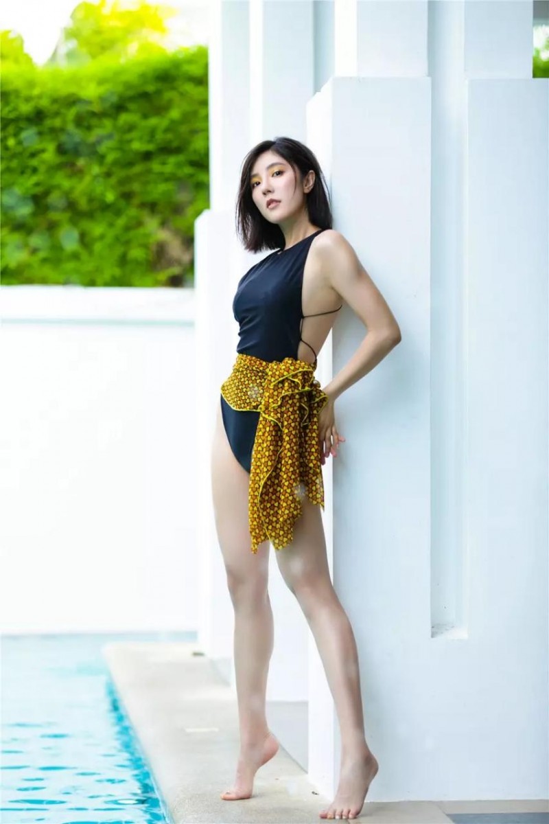 杨超越比基尼照片(女明星夏日泳装大赏)