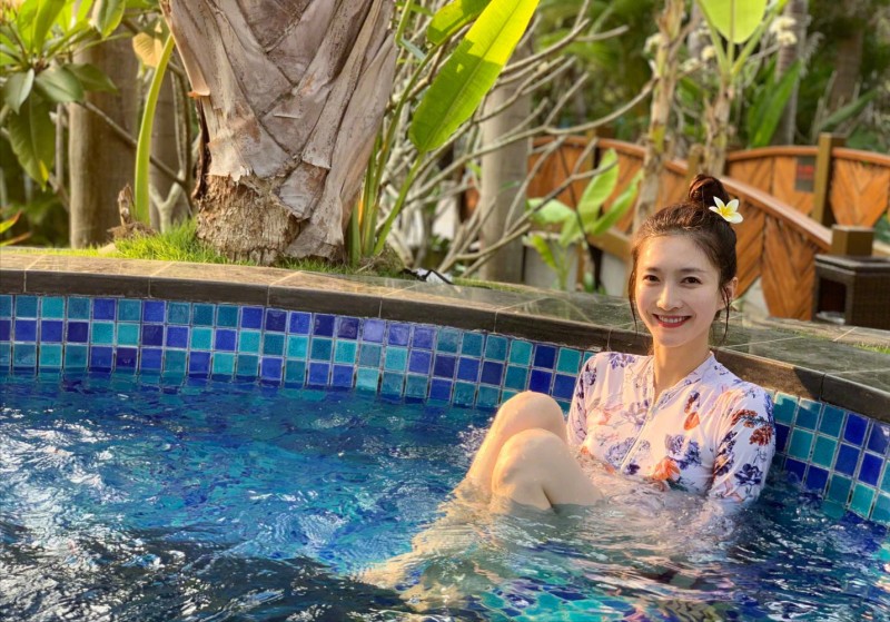 杨超越比基尼照片(女明星夏日泳装大赏)