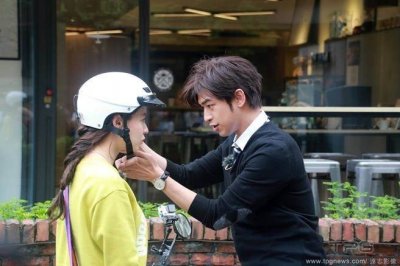 ​「不良智孝」双贴陈柏霖 手大剌剌放这里