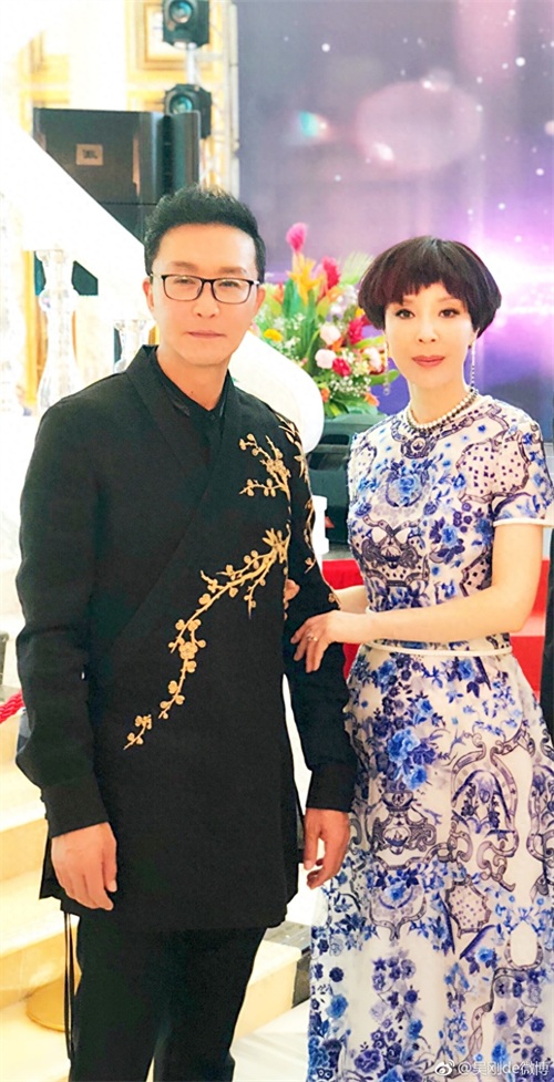 吴刚微博晒照“知道国军为什么打败啦吧！不务正业啊！”