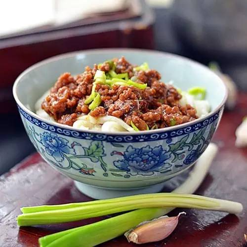 甜面酱是什么（甜中带咸的百搭酱料 附34美食款做法）