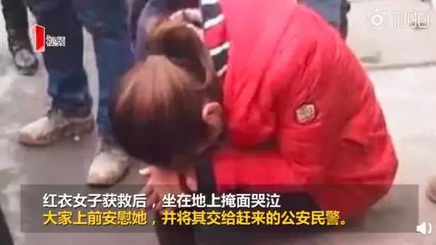 女孩抓住跳桥女子,跪地边哭边喊“拉不住了…...”