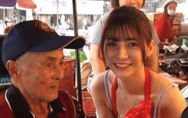 女孩菜市场卖鱼走红，老伯不敢与她对视，网友：鱼又大又圆