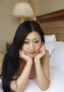 ​44岁坛蜜还俗：僧袍下的好身材，引爆全网热议！