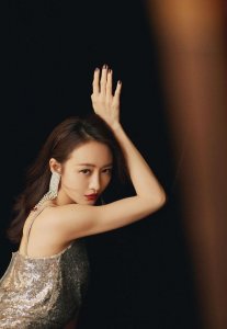 ​组图：王鸥吊带长裙写真照，修长美腿，性感动人