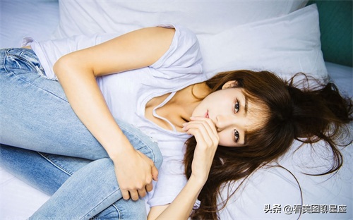 躺在床上的漂亮女生图片集,不要想歪了哦
