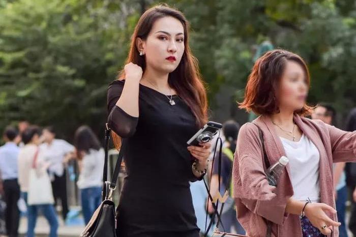 街拍:穿黑色丝袜,超美超风韵超有气质的性感美妇