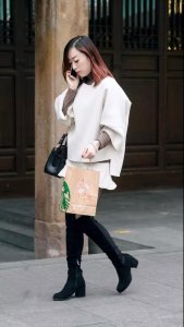 ​街拍：穿黑色丝袜，超美超风韵超有气质的性感美妇