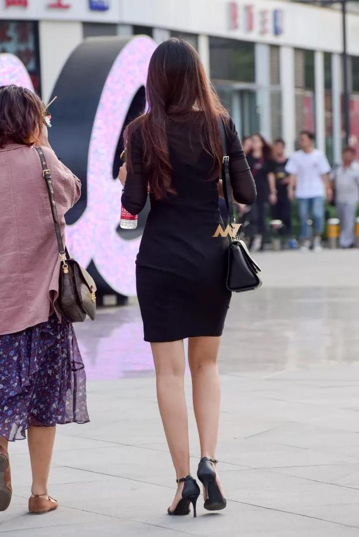 街拍:穿黑色丝袜,超美超风韵超有气质的性感美妇