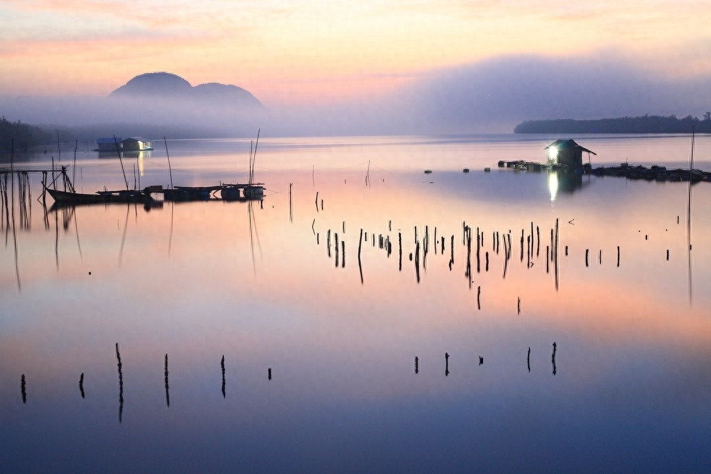 攀牙湾是一处风景优美的地方,波光粼粼