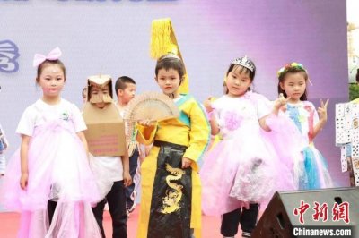 ​兰州儿童“演绎”环保时装秀 融入天马行空创意