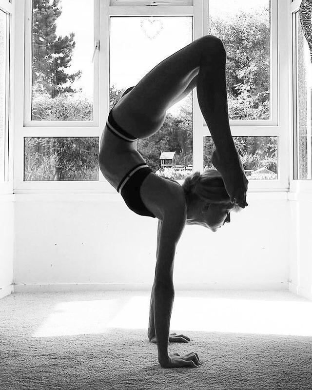 懒人瑜伽体式瘦腰瘦肚子(经典拉伸腹部瑜伽体式)(1)