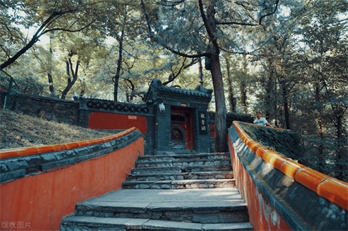 潭柘寺位于北京西部门头沟区,为北京知名景点之一