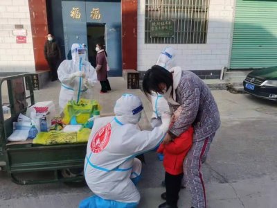 ​“杨静荣”，你跪着采核酸的样子真美